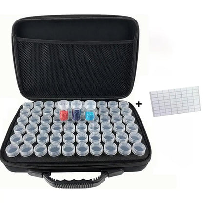 Open zwarte opbergtas met 60 transparante potjes en een mesh-opbergvak, inclusief etiketten voor diamond painting steentjes.